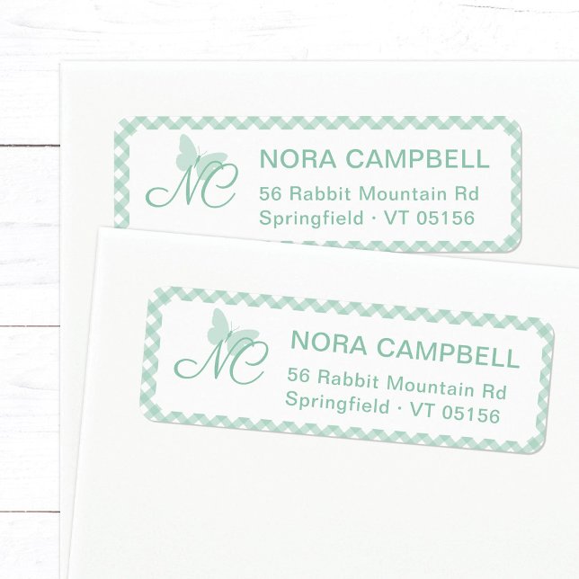 Butterfly Initialer Mint Gingham Returadress Etikett (Elegant butterfly monogram return address label in mint green with plaid background.)