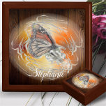 Butterfly Magic Jewelry Keepsakbox Minnesask<br><div class="desc">Måla "Birthday Butterfly"-samlingen Håll dina värdeföremål i denna vackra keepsakbox. Smyckeskrinen är gjord av lackerat trä och kommer i guldek, ebony black, emerald grönt och röd mahogany. Mjukt filt skyddar smycken och andra samlarföremål. Anpassa på produktsidan eller klicka på knappen "Anpassa" om du vill ha fler designalternativ. Utformningen skapades från...</div>