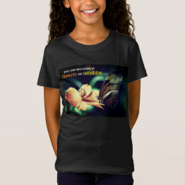 Butterfly matande på blomma t shirt