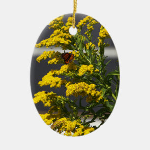 Butterfly med Gult Wildblommor Ornament