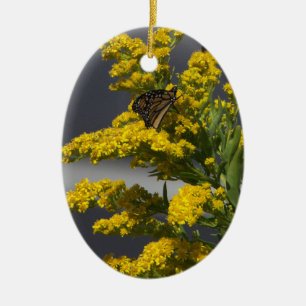 Butterfly med Gult Wildblommor Ornament