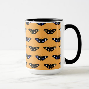 Butterfly mönster på orangens bakgrund mugg