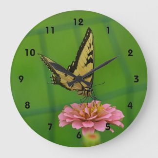 Butterfly On Zinnia Wall Clock Stor Klocka