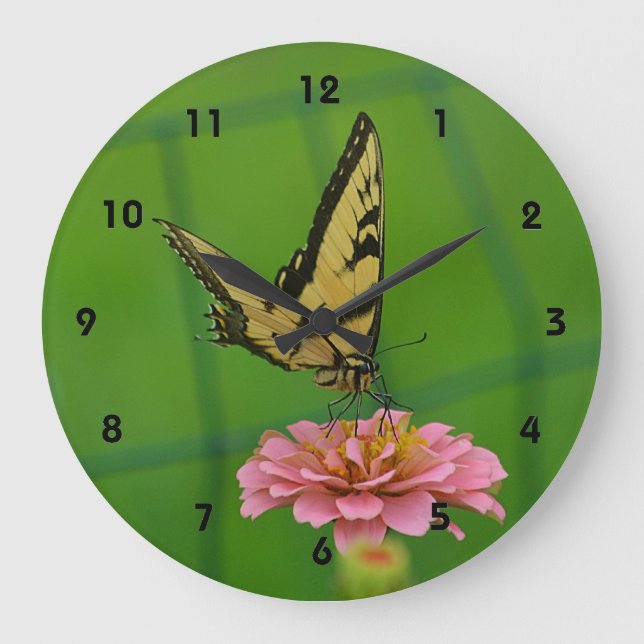 Butterfly On Zinnia Wall Clock Stor Klocka (Framsida)