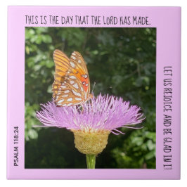 Butterfly på blomma med verst från Psalm 118:24 Kakelplatta