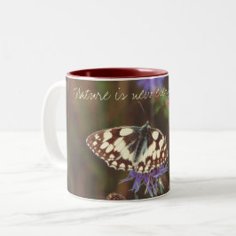 Butterfly på blomman Två-Tonad mugg