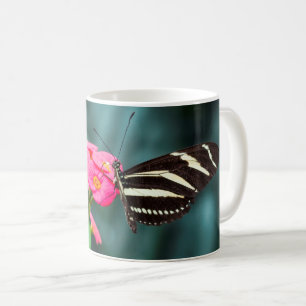 Butterfly på en blomma kaffemugg