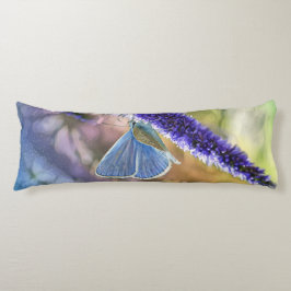 Butterfly på Lila blommor Kroppskudde