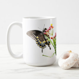 Butterfly på Milkweed Blooms, på White Kaffemugg