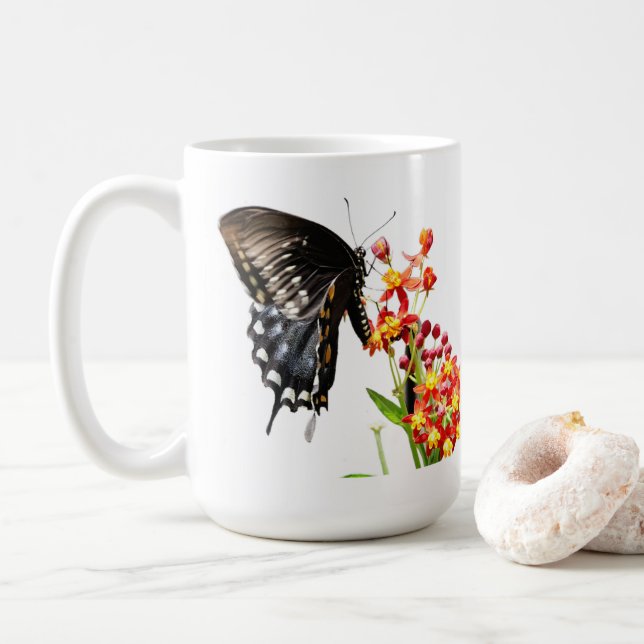Butterfly på Milkweed Blooms, på White Kaffemugg (Med munk)