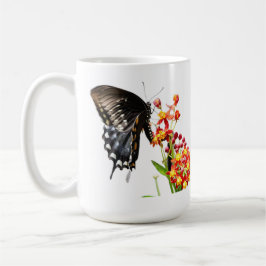 Butterfly på Milkweed Blooms, på White Kaffemugg