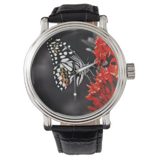 Butterfly på Röda blommor Armbandsur