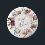 Button Dusty Ro Maid of honor Knapp<br><div class="desc">Den här tidslättsliga,  romantiska designen har en blommigt bukett med mjukt färg och botaniska accenter. Du kan redigera alla aspekter av den här designen (teckensnitt,  storlek text eller blommigtens accenter flyttat/tas bort) för att passa dina behov. Kontakta mig om du behöver hjälp med den här designen</div>