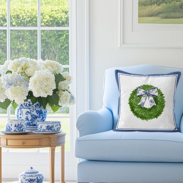 Buxbomskrans med blå Toile-slinga  Kudde (Boxwood wreath with toile bow pillow)
