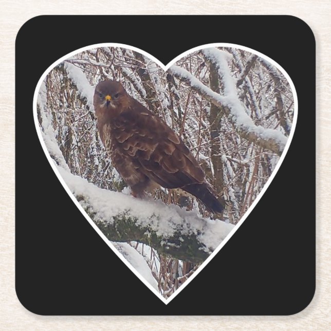 Buzzard på Snowy Gren i Heart Underlägg Papper Kvadrat (Framsidan)