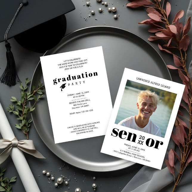 BW Cool Modern Redaktionell Senior Foto Examen Inbjudningar (Black & White Cool Modern Editorial Style Senior Photo Graduation Invitation Cards. )