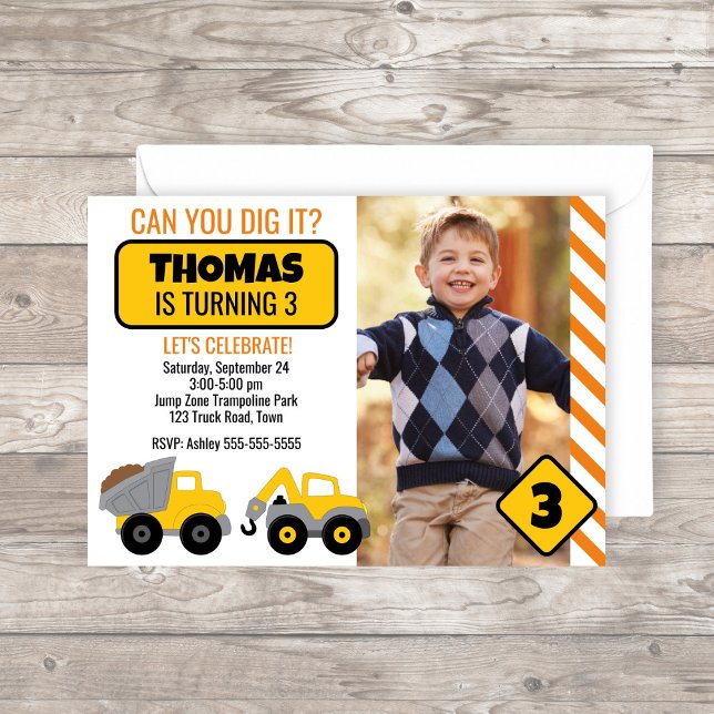 Bygg Födelsedagsfest inbjudan (Construction Birthday Party Invitation with yellow construction trucks and road signs)