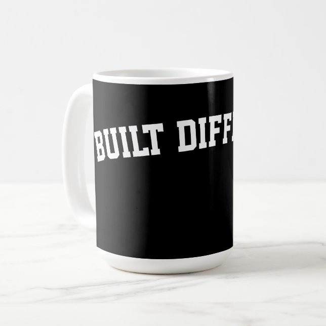 Byggd Annorlunda – Djärvt Streetwear-Statement Kaffemugg (Framsida vänster)