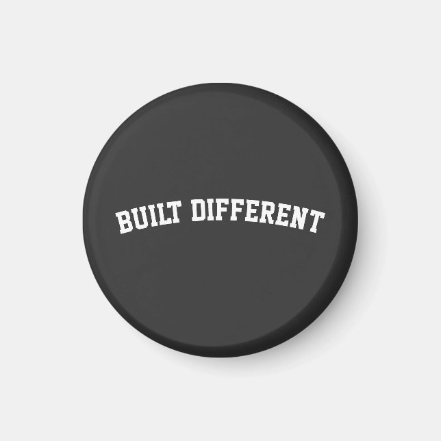 Byggd Annorlunda – Djärvt Streetwear-Statement Magnet (Framsidan)