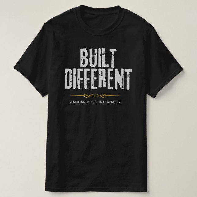 Byggd annorlunda – Elegant motivation & ledarskap T Shirt (Design framsida)