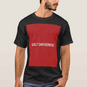 Byggd Annorlunda Röd Box Logotyp Svart T-Shirt