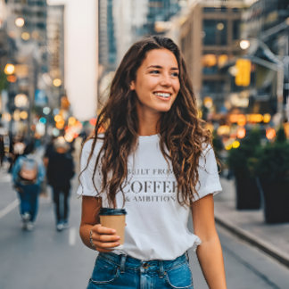 Byggd av kaffe och ambition Minimalistisk motivati T Shirt