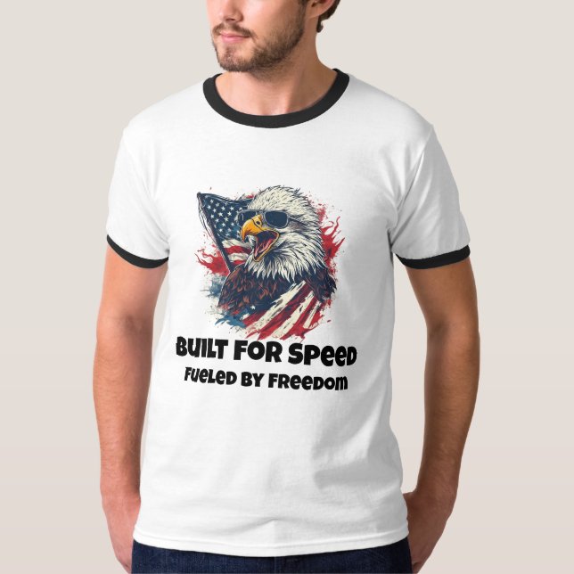 Byggd för hastighet. Bränsle av frihet T Shirt (Framsida)