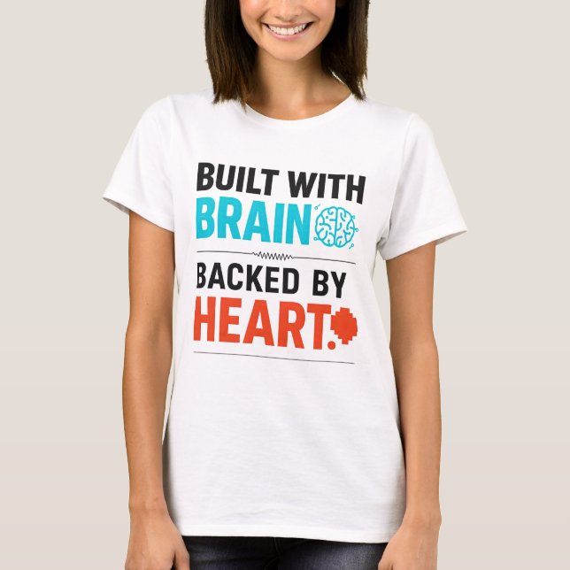 Byggd Med Hjärnan T-Shirt (Framsida)