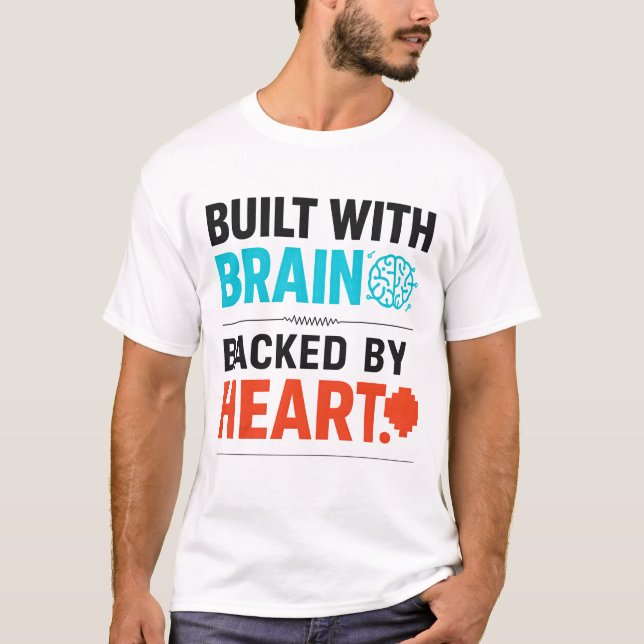 Byggd Med Hjärnan T-Shirt (Framsida)