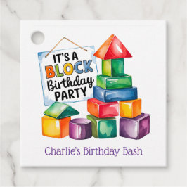 Bygger block vid Tacken för födelsedagsutslag Gåvor Etiketter