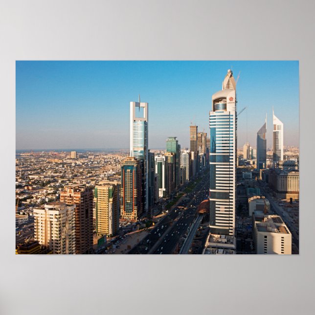 Byggnad Along Sheikh Zayed Road, Dubai Poster (Framsidan)