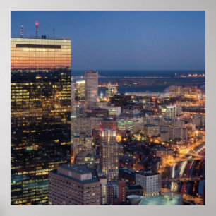 Byggnad av Boston med ljusa slingor på vägen Poster