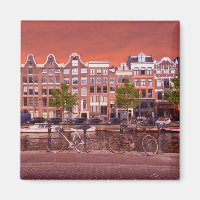 Byggnad, kanal, cyklar i Amsterdam, Nederländerna