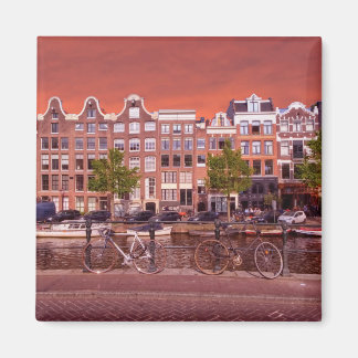 Byggnad, kanal, cyklar i Amsterdam, Nederländerna Magnet