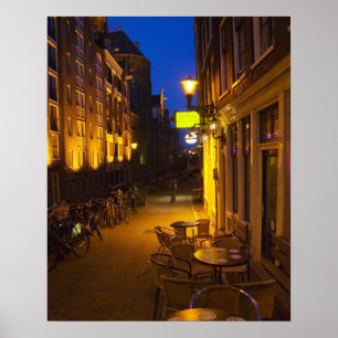 Byggnad med 1700-talets fasad och poster