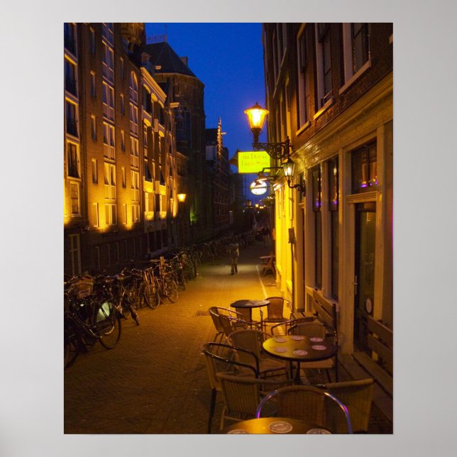 Byggnad med 1700-talets fasad och poster (Framsidan)