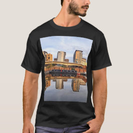 Byggnad och båtreflexion t shirt
