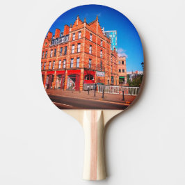 Byggnad vid brons sida pingisracket