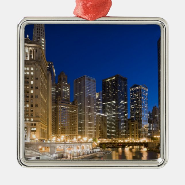 Byggnader längs den Chicago riverfronten på dusk. Julgransprydnad Metall (Framsidan)