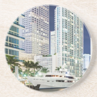 Byggnader längs den Miami floden Riverwalk Underlägg