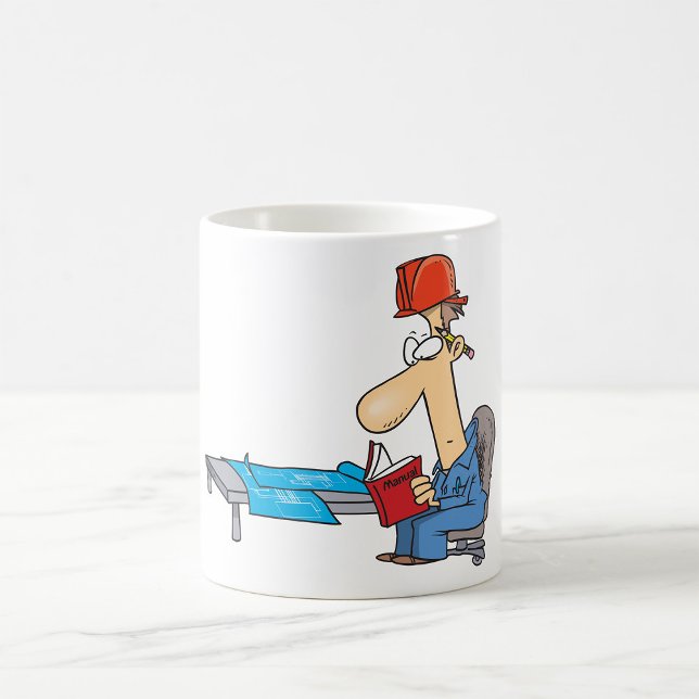 Byggnadsarbetare som läser manual kaffemugg (Skapare uppladdad)