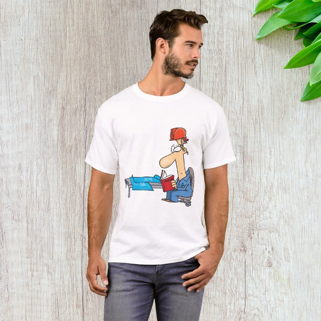 Byggnadsarbetare som läser manual t shirt (Skapare uppladdad)