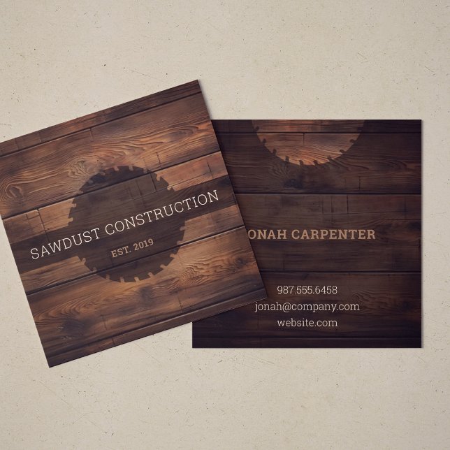 Byggnation mörk av träträ, rostfritt timmer fyrkantigt visitkort (Dark wood timber square business cards with saw design for construction, builders and carpenters.)