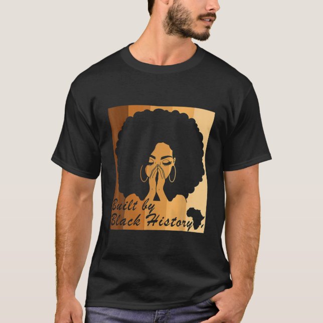Byggt av Pridet Black History Afro Black T Shirt (Framsida)