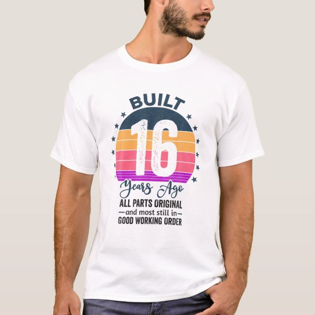 Byggt för 16 år sedan, alla delar, ursprunglig Vin T Shirt (Framsida)