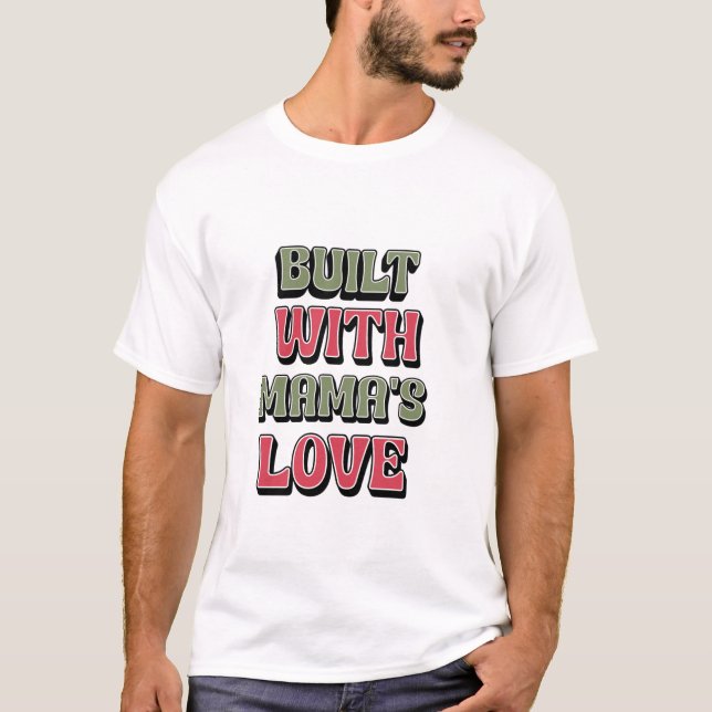 BYGGT MED MAMMA KÄRLEK T SHIRT (Framsida)