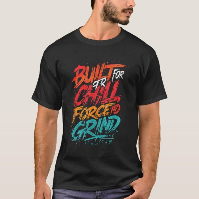 Byggt till Chill, tvingad till Grind - Gritty Urba T Shirt (Framsida)