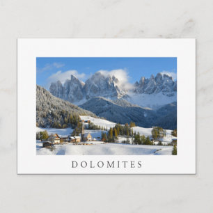 Byn Dolomites på vykort för vit text på vintern