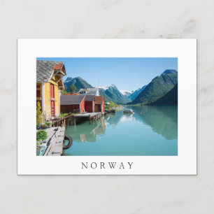 Byn och fjord i vykort för vit Norge