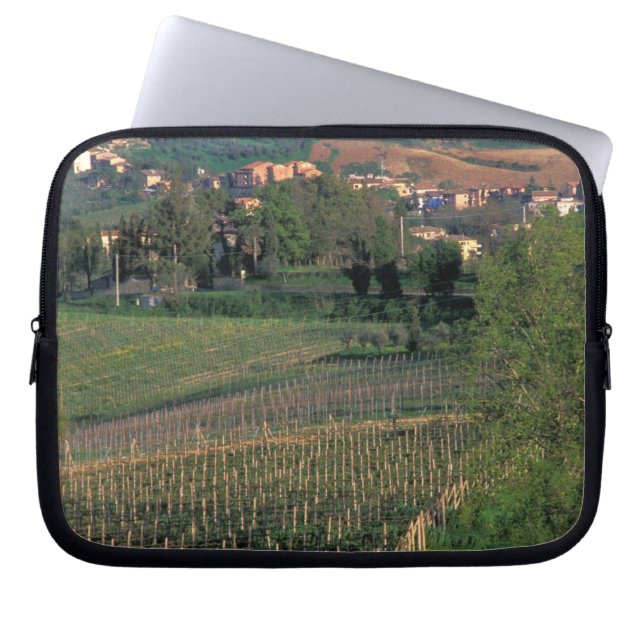Byn San Gimignano ligger i de böljande Laptop Fodral (Framsidan)